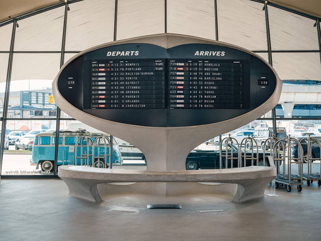 découvrez les horaires des trains en temps réel pour planifier vos voyages en toute tranquillité. consultez les départs, arrivées et situations des trains sur notre plateforme facile d'utilisation.