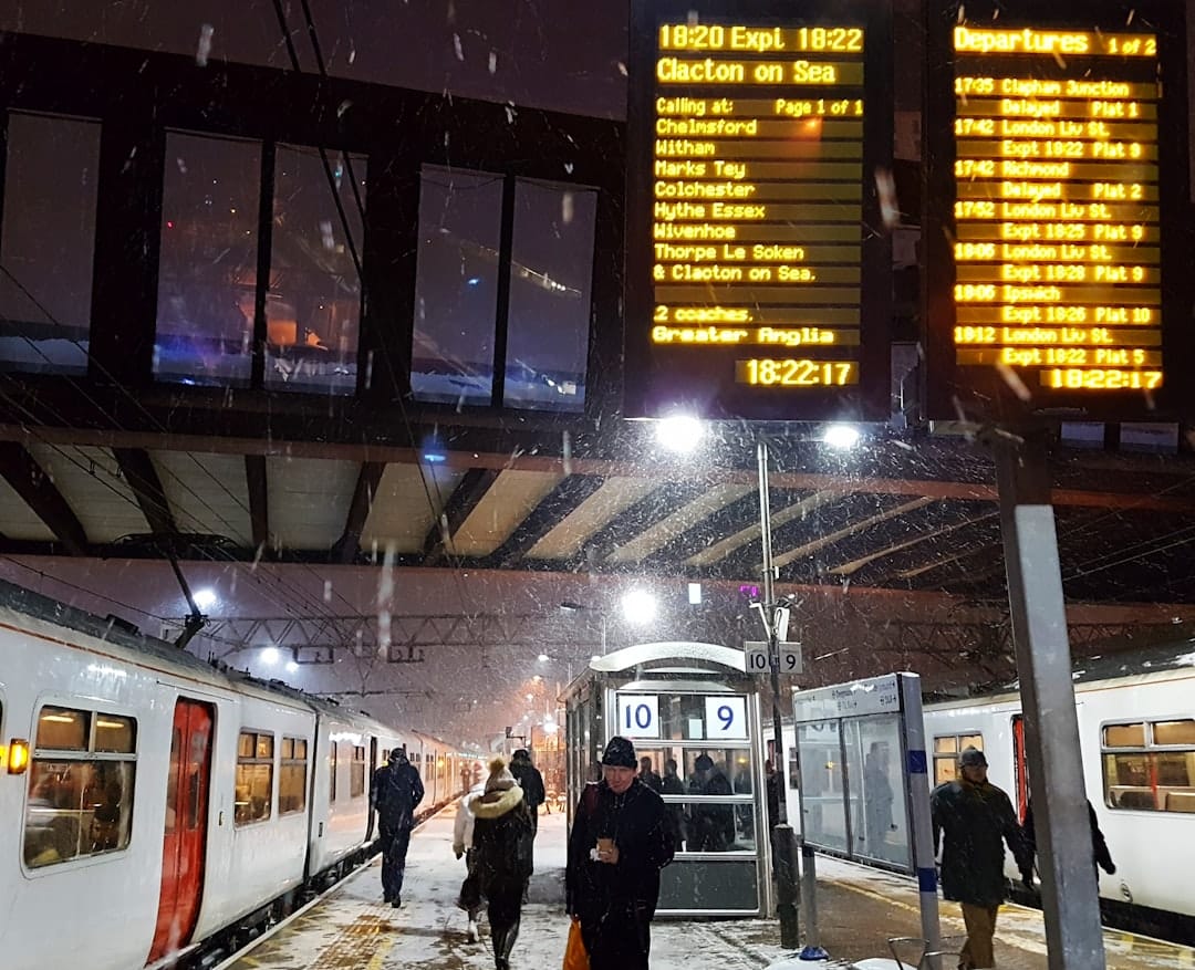 consultez les horaires de train en temps réel, découvrez les prochains départs et arrivées, et planifiez facilement votre voyage grâce à notre guide des horaires ferroviaires.