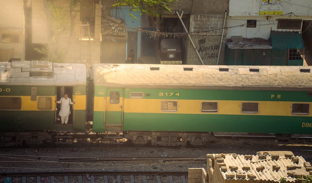 consultez les horaires des trains en temps réel : départs, arrivées, changements et informations sur les gares pour planifier facilement votre voyage en train.