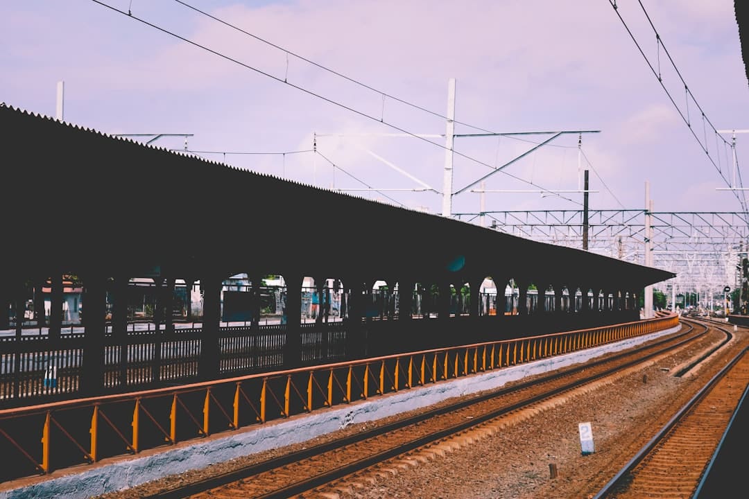 découvrez train simulator, le jeu de simulation ferroviaire réaliste où vous conduisez des trains à travers des paysages détaillés, relevez des défis variés et vivez une expérience immersive de conducteur de train.