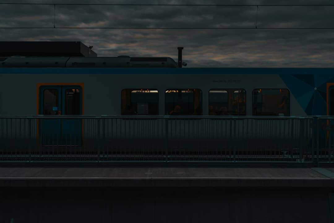 découvrez train simulator, le jeu de simulation ferroviaire réaliste qui vous permet de conduire des trains, gérer des itinéraires et explorer des paysages détaillés. idéal pour les passionnés de chemin de fer et les amateurs de simulation !