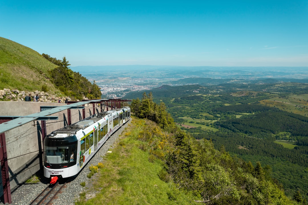 découvrez le voyage en train vers le puy de dôme, un sommet emblématique de la chaîne des puys en auvergne, pour une aventure nature accessible et conviviale.