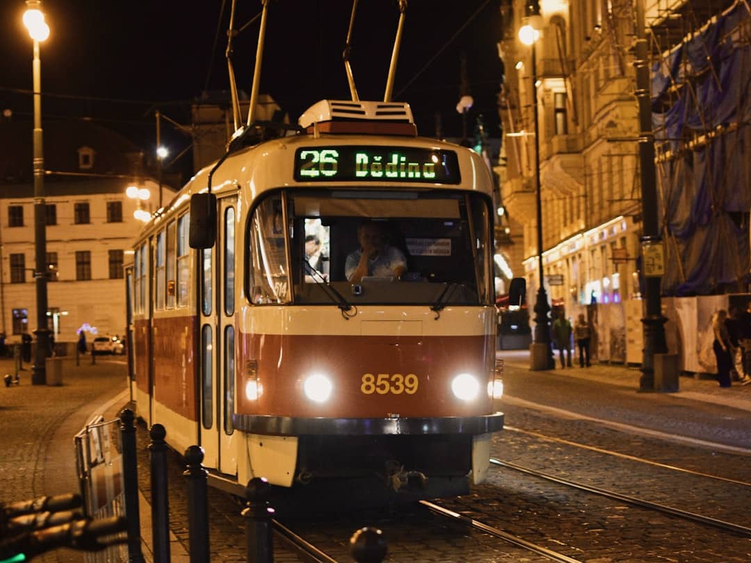 découvrez le tram-train : une solution de transport hybride qui combine le confort du tramway et l'efficacité du train. idéal pour relier les centres urbains et les zones suburbaines, le tram-train facilite vos déplacements tout en respectant l'environnement.