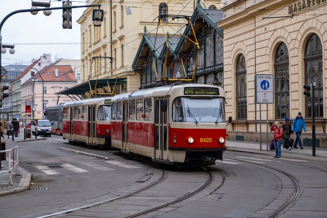 découvrez les avantages du tram-train, un mode de transport hybride alliant la rapidité du tramway et la flexibilité du train. apprenez comment il révolutionne les déplacements urbains et périurbains tout en contribuant à la réduction des embouteillages et à la protection de l'environnement.