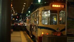 découvrez le tram-train, un mode de transport innovant alliant le confort du tram à l'efficacité du train. idéal pour des trajets urbains et périurbains, il favorise la mobilité durable tout en réduisant les embouteillages. informez-vous sur ses avantages, son fonctionnement et son impact sur l'environnement.