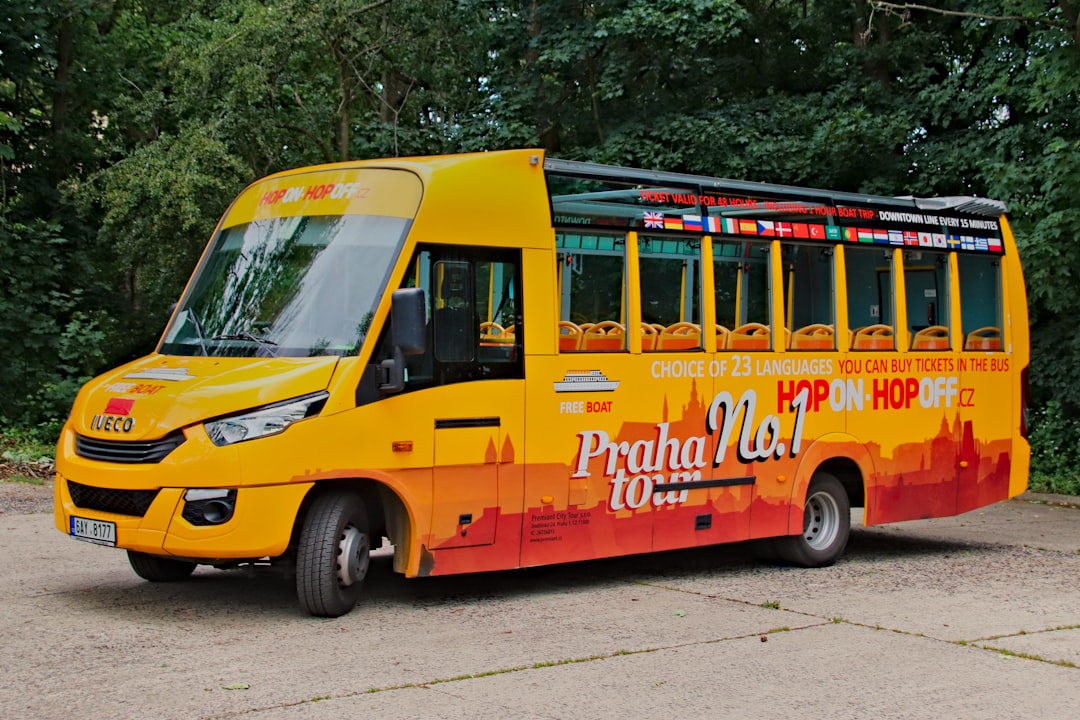 découvrez tout ce qu'il faut savoir sur la capacité des bus de voyage : types de bus, configurations de sièges et conseils pour optimiser le confort de vos déplacements. parfait pour planifier vos voyages en groupe, cette guide vous aidera à choisir le bus idéal selon vos besoins.