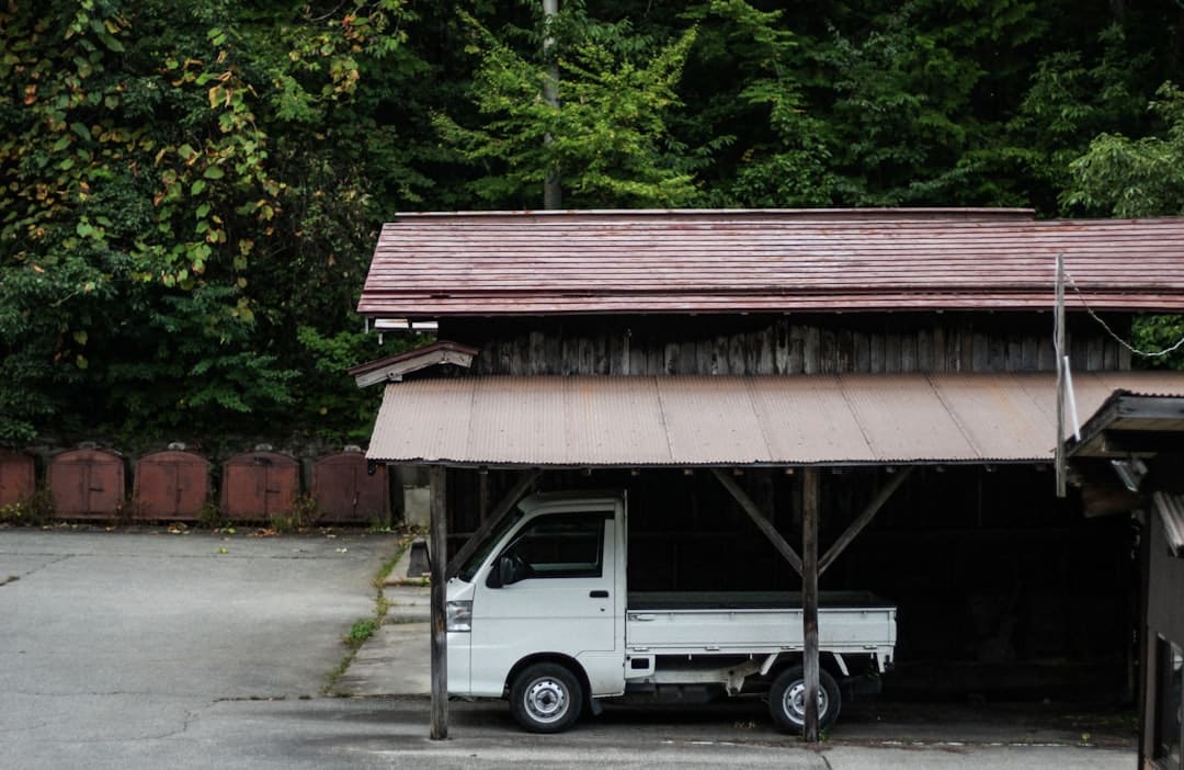 découvrez notre service de location de camions adapté à tous vos besoins de transport. que ce soit pour un déménagement ou une livraison, nous proposons une large gamme de camions fiables et abordables. profitez de notre réservation en ligne facile et de l'assistance routière 24/7 pour un trajet serein.