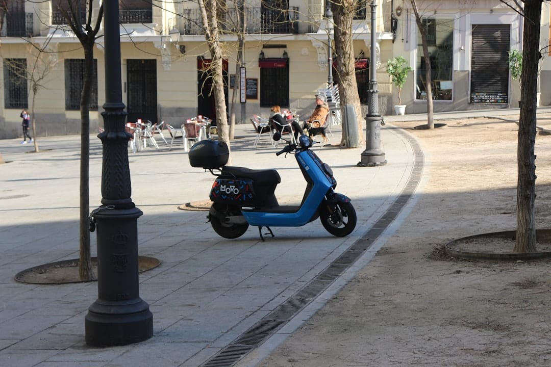 découvrez notre scooter à deux roues alliant style, praticité et performance pour vos déplacements urbains quotidiens en toute liberté.
