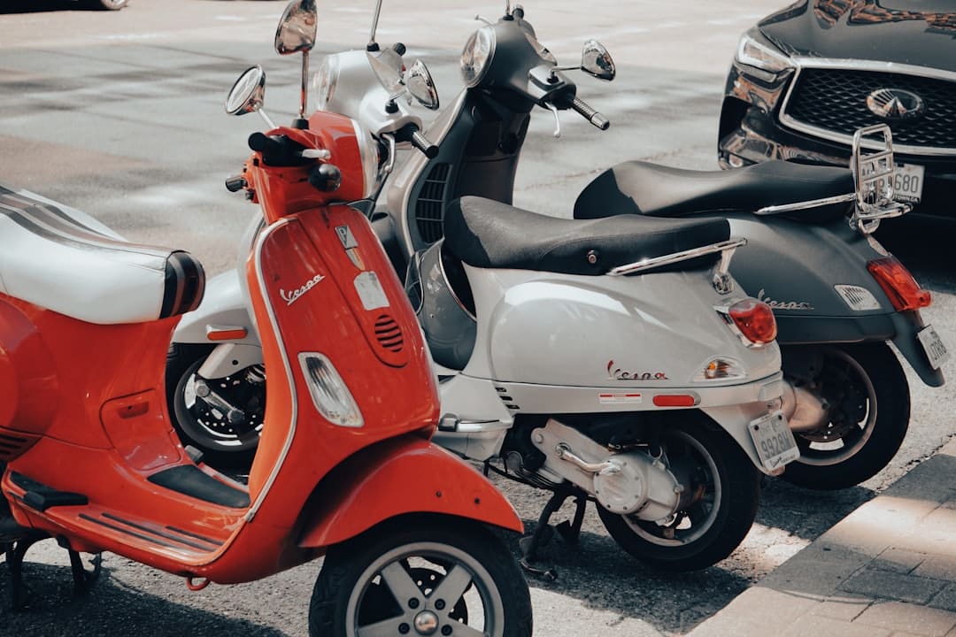 découvrez notre scooter à deux roues, alliant maniabilité et performance pour vos déplacements urbains en toute simplicité.