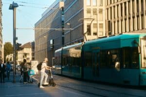 découvrez les solutions innovantes de mobilité urbaine pour des déplacements plus rapides, durables et accessibles en milieu citadin.