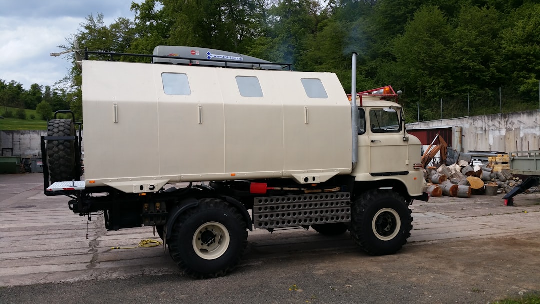 découvrez tout sur les utilitaires spécialisés : robustesse, polyvalence et solutions adaptées pour le transport et les travaux professionnels. choisissez le camion utilitaire fait pour vos besoins.