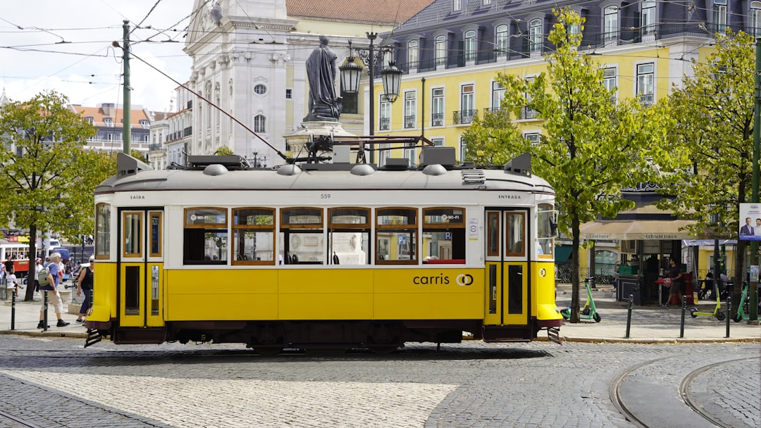 découvrez le célèbre yellow train, ce train jaune historique qui traverse les magnifiques paysages des pyrénées catalanes. profitez d'un voyage pittoresque et inoubliable à bord de ce train emblématique.
