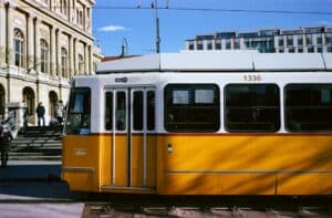 découvrez le yellow train, un train touristique emblématique offrant des vues panoramiques à couper le souffle à travers les magnifiques paysages.